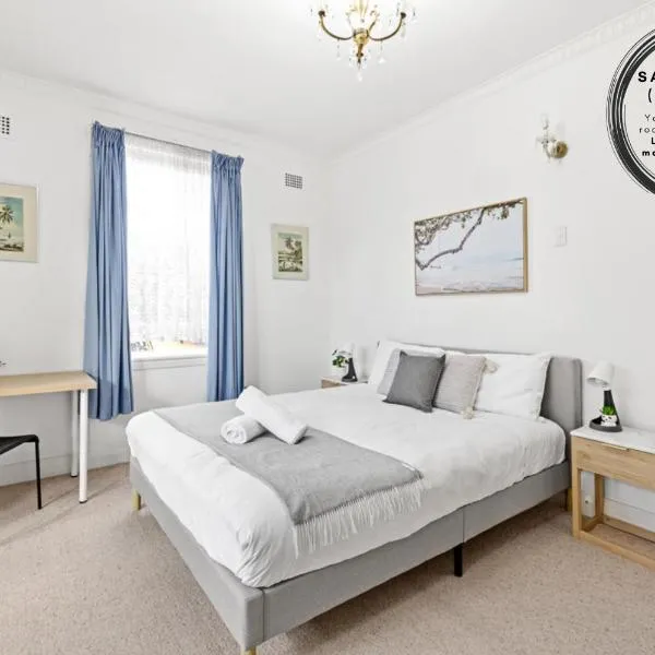 Quaint Double Room - Seconds to Shops & Eateries - Shared Bathroom, hotel u gradu Sidnej