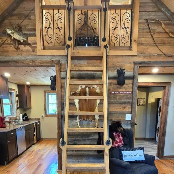 Couples Getaway Cabin with a Loft Bed - Firepit - Creek Access: Dahlonega şehrinde bir otel