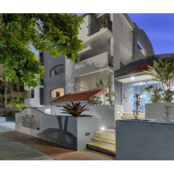 Quiet New Farm Retreat with Pool & Free Parking โรงแรมในบริสเบน