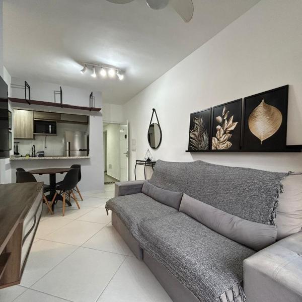 APARTAMENTO BERTIOGA CENTRO - TV, WIFI, Garagem localiza-se em Bertioga, a 10 minutos a pé de Praia da Enseada