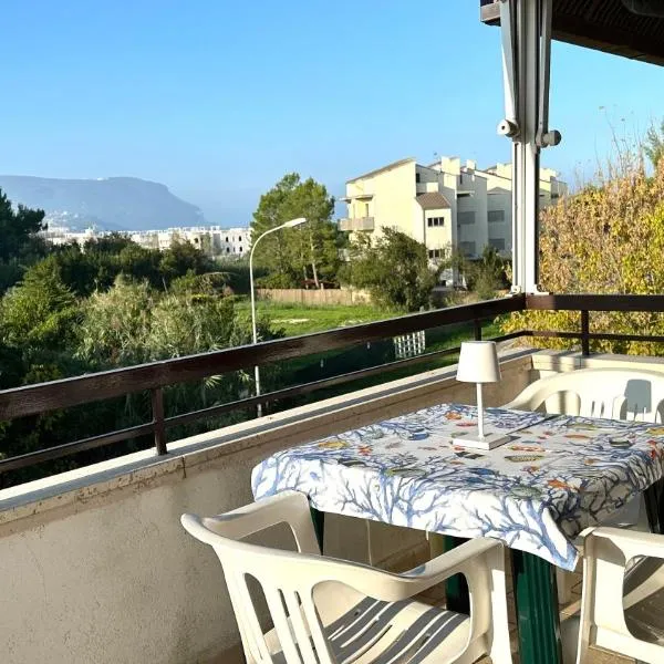 M410 - Marcelli, comodo trilocale con ampia terrazza, hotel em Marcelli