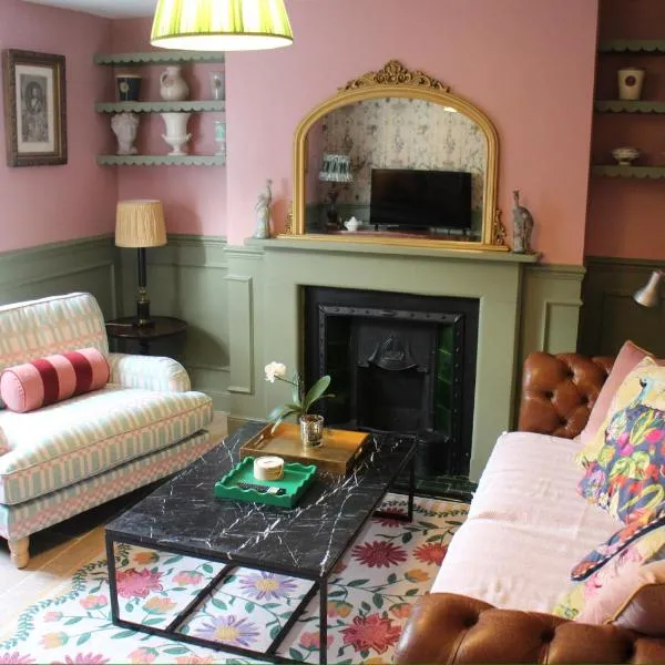 Pittville Garden Flat - walk to town ,racecourse and Pittville Park, hotel v destinaci Cheltenham
