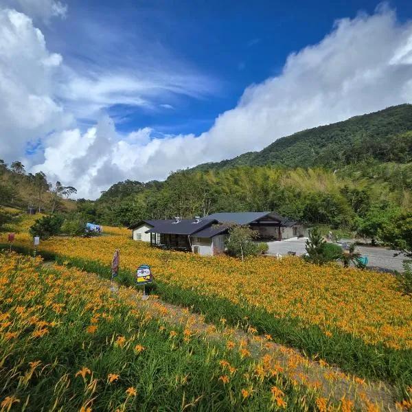 赤科山櫻之谷咖啡民宿، فندق في Chiu-t'ien