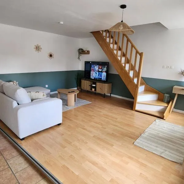Duplex élégant et chaleureux 2 chambres、Carlingのホテル