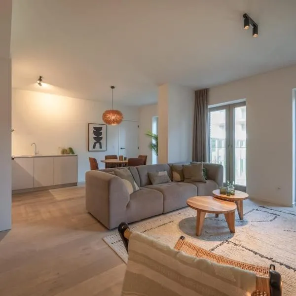 Stylish 2-Bedroom Apartment with Terrace, отель в Остенде