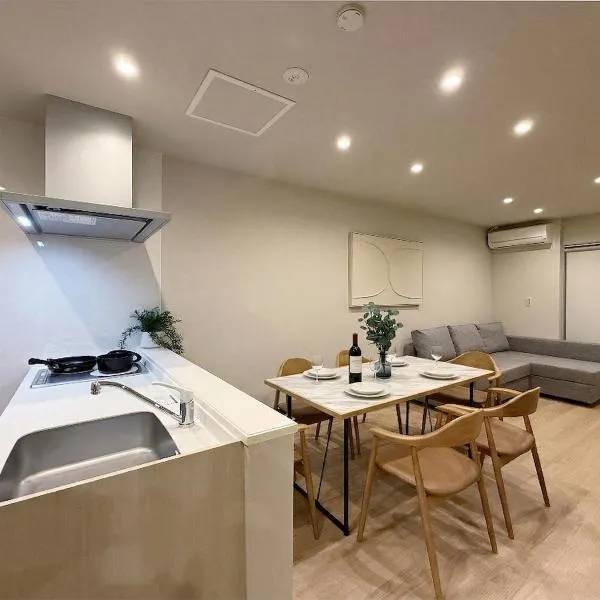 THE SAKAI SUITE by b hotel - New Spacious Apartments, hotell i Hiroshima