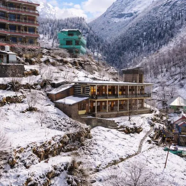 Yellowjackets Hostel Tosh โรงแรมในTosh