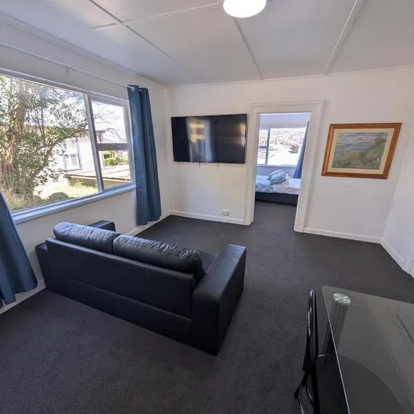 Bayley 4 - Walk to city and mountain views, hotel in Hobart