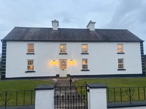 The Residence at Lough Key - Luxury by the Water, מלון בKnockvicar Bridge
