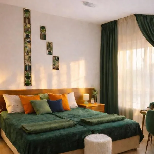 Sun-Kissed Emerald Studio Panorama View Ski & Bike, hotel en Bansko