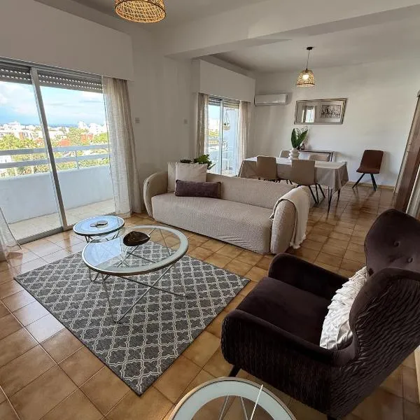 City Vibes - Central 3BR Spacious Apartment, hotel Lárnakában