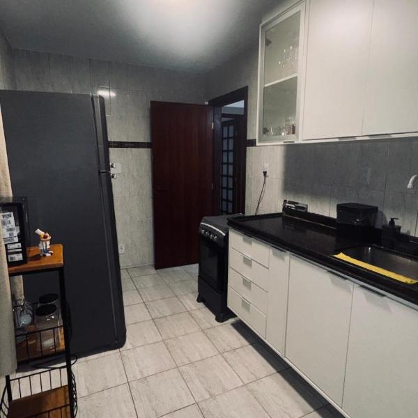 Casa ampla, arejada, 2quartos e um sofá cama na sala, 10min a pé ate a praia