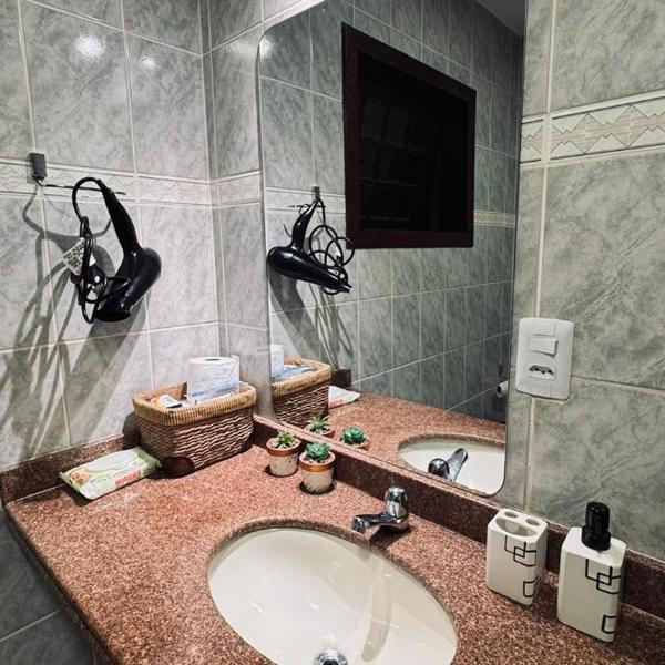 Casa ampla, arejada, 2quartos e um sofá cama na sala, 10min a pé ate a praia - Foto 3