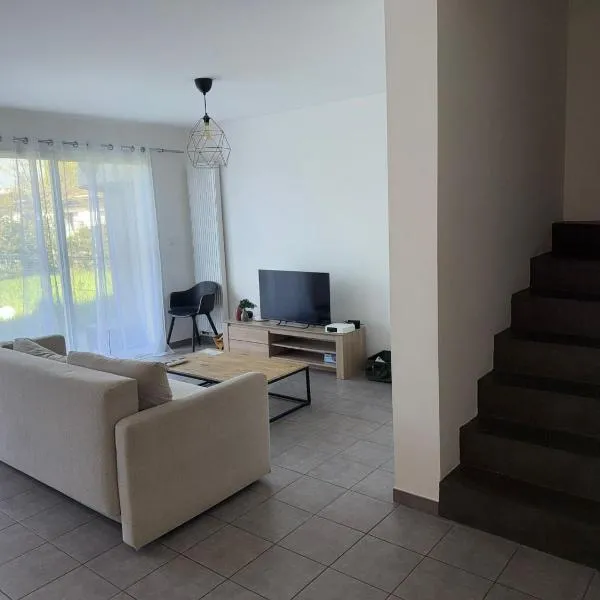Jolie maison entière avec 3 chambres centre ville, hotel in Saint-André-de-Cubzac
