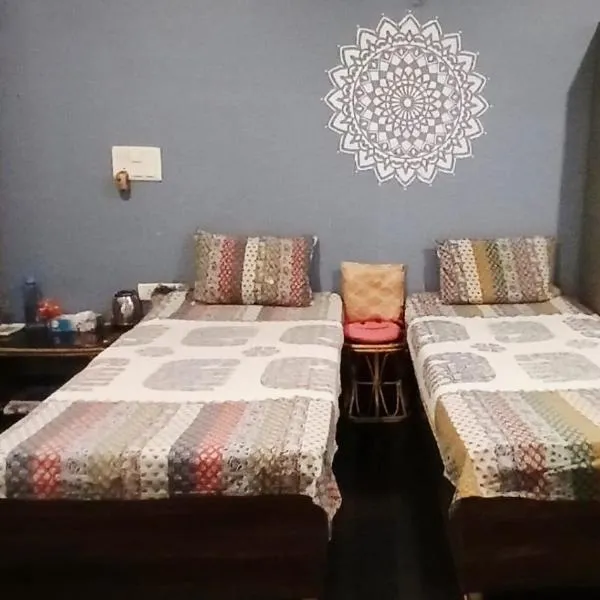 Metro Connected Homestay with Parkview, Hotel in Greater Noida