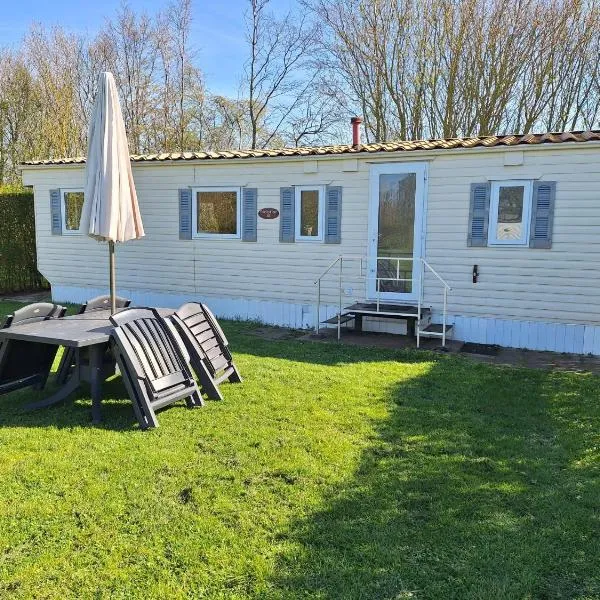 Gezellige Stacaravan nr 7 op Mini-Camping Klaproosje 4 personen, hotel in Aagtekerke