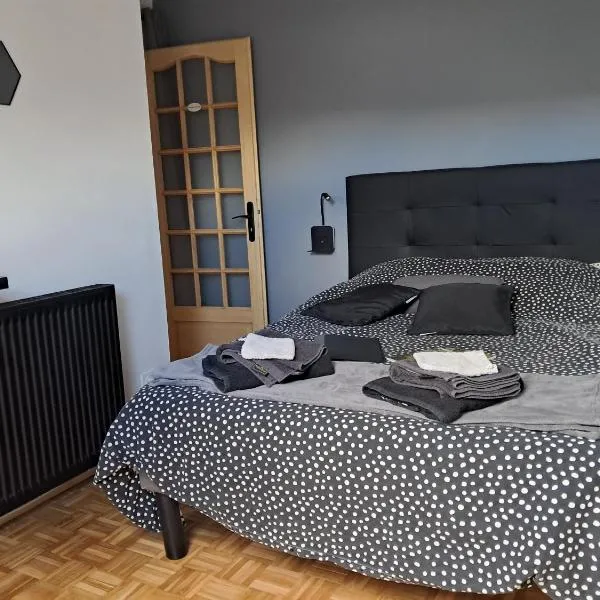 Chambres d'hôtes chez Peggy et Eric chambre indus、Équevillonのホテル