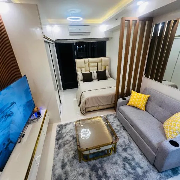 Modern Makati Condo with Balcony & Cityscape Views, hotel en Manila