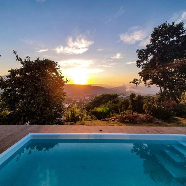Casa com piscina e vista do Vale