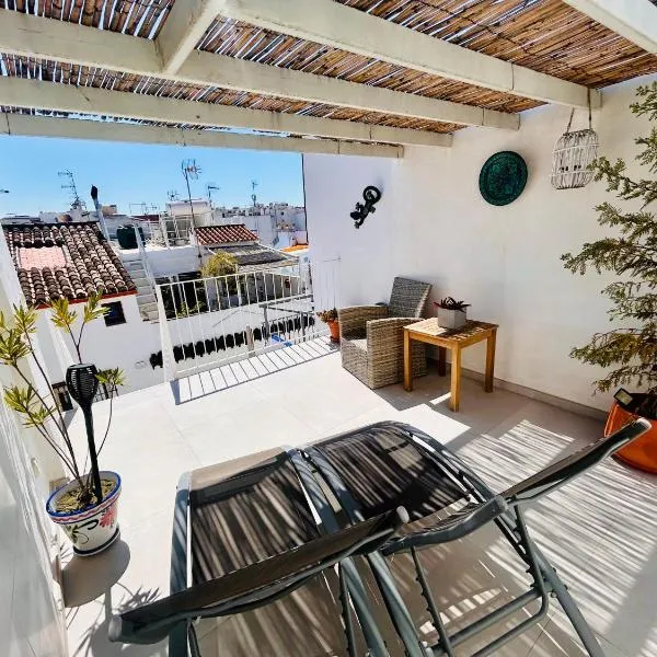 Fabulous 2 bed-townhouse with large rooftop!, Hotel in Estepona