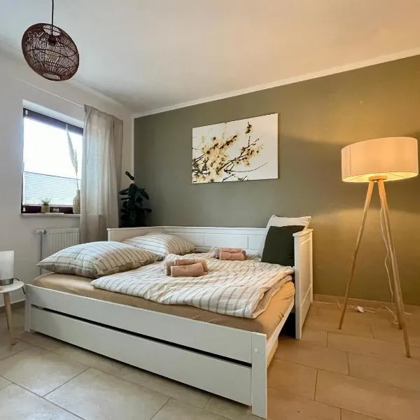 SaaleRast - Ferienwohnung in Camburg an der Saale - ruhig & naturnah, 200 m zum Saaleradweg, hotel en Dornburg