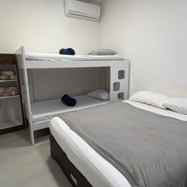 Hospedagem Deoli - suítes cozinha compacta