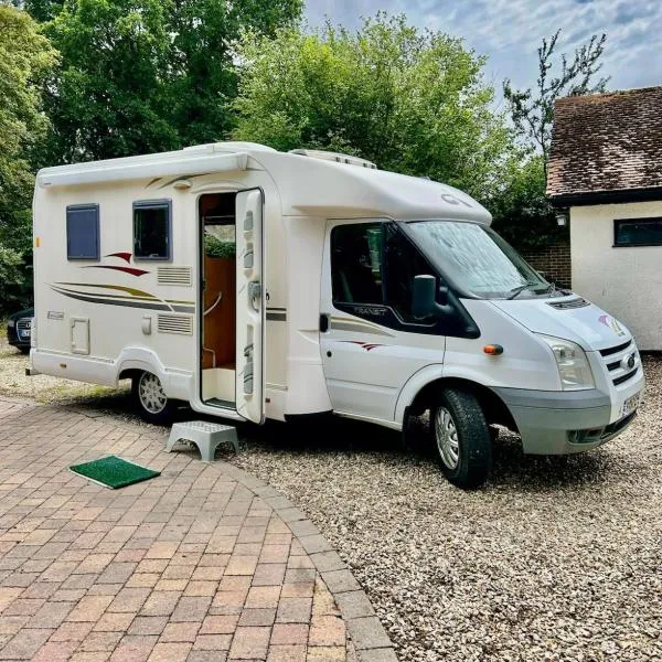 Cosy Motorhome Escape in Surrey, ξενοδοχείο σε Ash