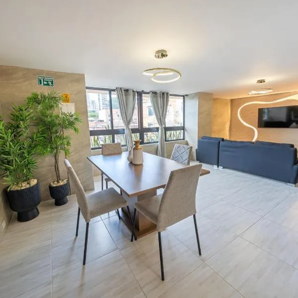 3 bedroom apartment, one block from lleras park p12 in medellin, khách sạn ở El Poblado