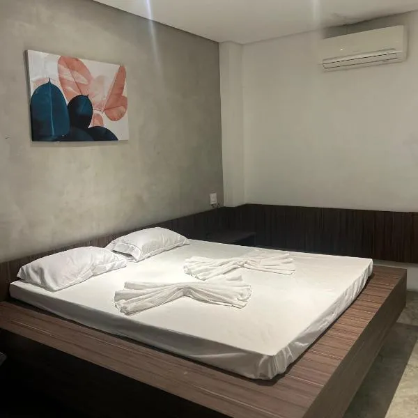 Lindo quarto com uma cama super espaçosa, quarto com o banheiro de banho e o de uso pessoal separados, hotel in São Paulo