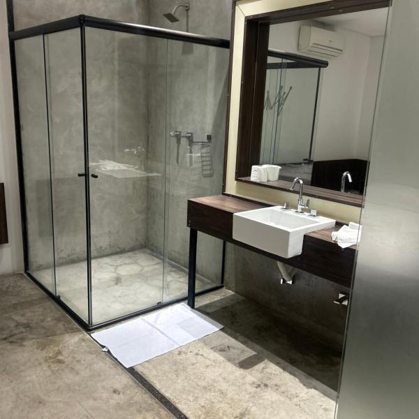 Lindo quarto com uma cama super espaçosa, quarto com o banheiro de banho e o de uso pessoal separados - Foto 2