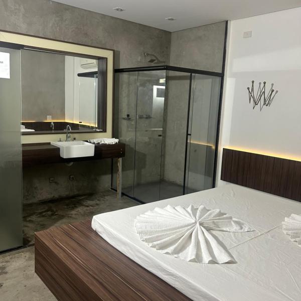 Lindo quarto com uma cama super espaçosa, quarto com o banheiro de banho e o de uso pessoal separados - Foto 3