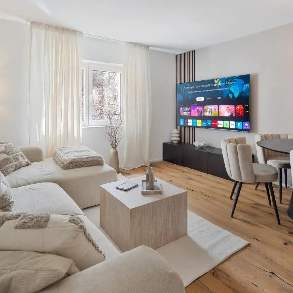 HAVN - Urban Riverside Apartment mit Kino und kostenfreiem Parkplatz in Nähe Flughafen ZH, khách sạn ở Glattbrugg