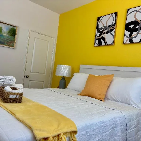 Route 66 Desert Retreat 3 Bedroom Home With Garden, Hotel in Victorville