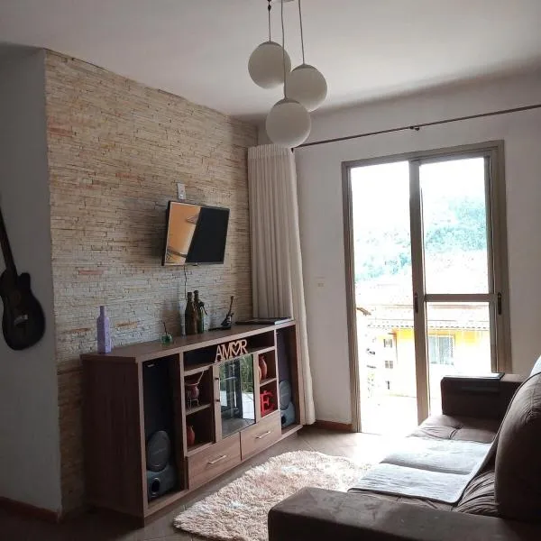 Apartamento dentro de condomínio com vaga de garagem, hotell i Nova Friburgo