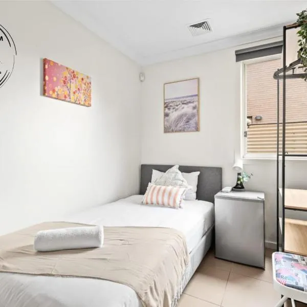 Cozy Single Room - Nearby Stations & Shops - Shared Bathroom, hotel v destinaci Panania