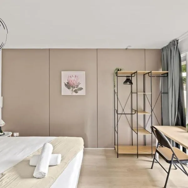 Bright and Cozy Queen Room - Serene Spot at Pymble - Shared Bathroom, hôtel à Pymble