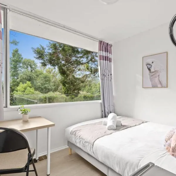 Homely Queen Room Stay - Easy Access in Pymble - Shared Bathroom, hotel a Pymble