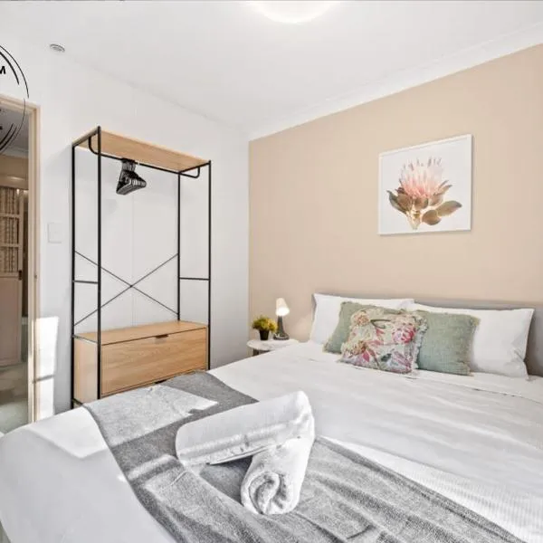 Quaint Queen Room in Pymble - Private Spot - Shared Bathroom, hotel em Pymble