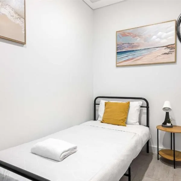 Cosy & Comfortable Single Room at Revesby with Shared Amenities, hotell i Revesby