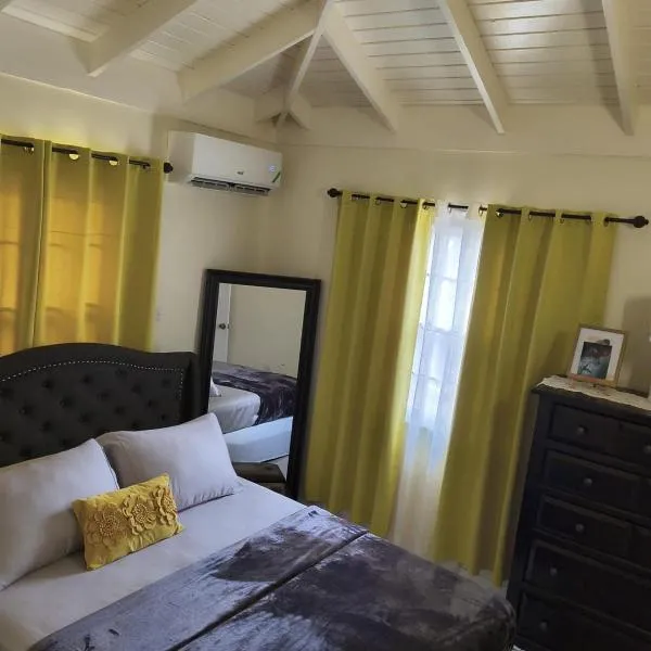 3Little Birds Retreat, מלון בOld Harbour