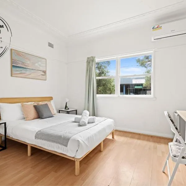 Steps to Mall & Train - Eplore with Ease - Prime Location in Seven Hills - Shared Bathroom, khách sạn ở Blacktown
