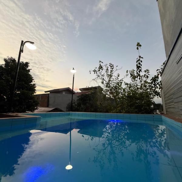 Refúgio com vista para montanhas, parquinho e piscina