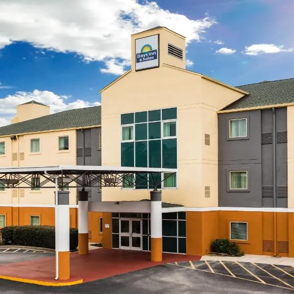 Days Inn & Suites by Wyndham Augusta Near Fort Eisenhower, hotel v destinácii Grovetown