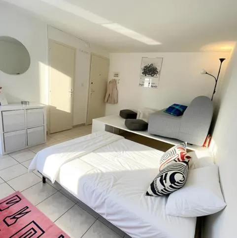 Joli studio au centre ville de Neuchâtel, à 5 minutes du lac – hotel w mieście Neuchâtel