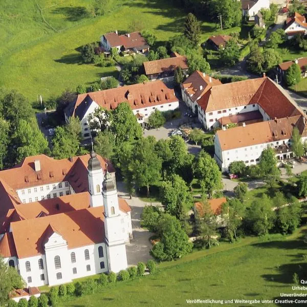 Ferienwohnung KIostermühle Irsee - Parkplätze, Spielplatz, Biergarten, Badesee, E-Auto Ladepunkt, khách sạn ở Irsee