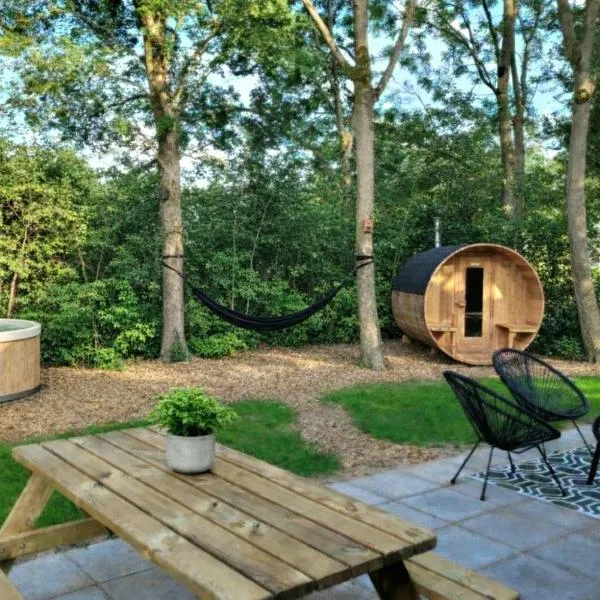 Retro Chic Wellness met hottub & sauna, hotel a Ewijk