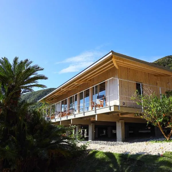 泊まれるアートミュージアム 琉球ヴィラ โรงแรมในTatsugo