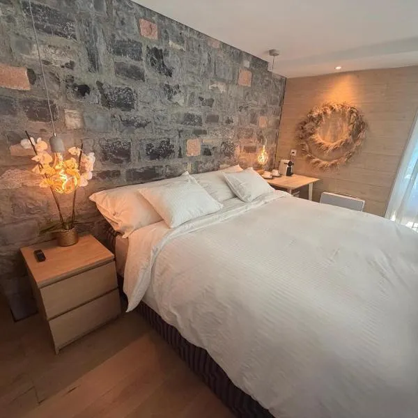 ROMANTIC SUlTE WITH ITS OWN SPA AND OPEN VIEW TO LUGANO, hotelli kohteessa Cademario