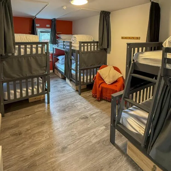 Railway Sleeper Hostel، فندق في كاسيل روك