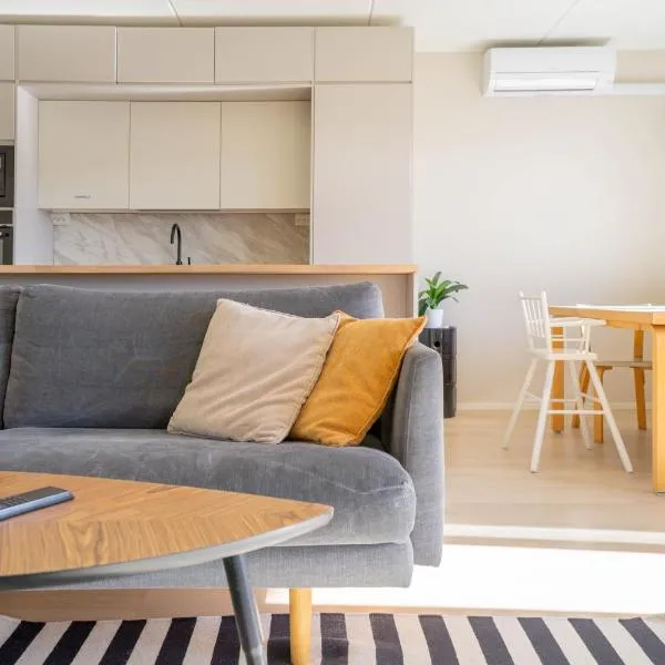 Moderni saunallinen asunto keskustassa ilmaisella parkkipaikalla, Hotel in Järvenpää